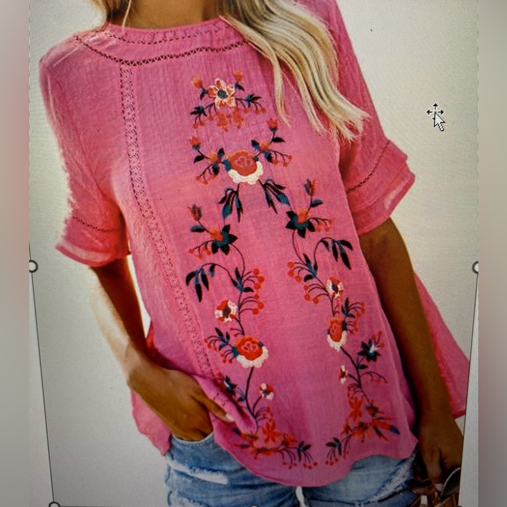 ⭐️Boutique embroidered top. Looks cute w/ white bottoms
